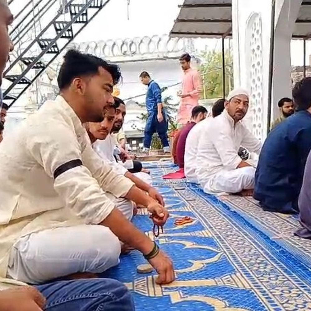 शिया जामा-मस्जिद में काली पट्टी बांधकर जुमे की नमाज:ईरान के सुप्रीम लीडर की शहादत पर दर्ज किया विरोध, उन्नाव में प्रशासन अलर्ट