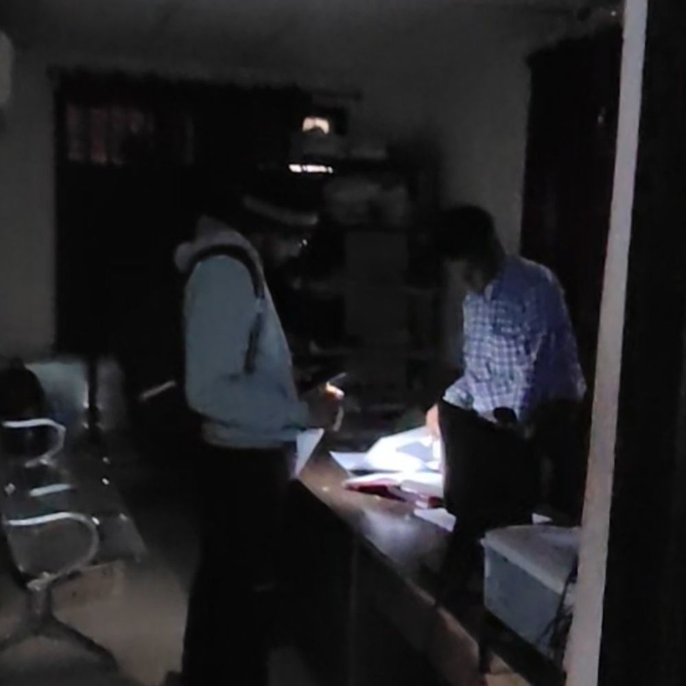 हाथरस जिला अस्पताल में बिजली गुल:मरीजों के नहीं हुए सीटी स्कैन और एक्स-रे, परेशान होकर लौटे वापस