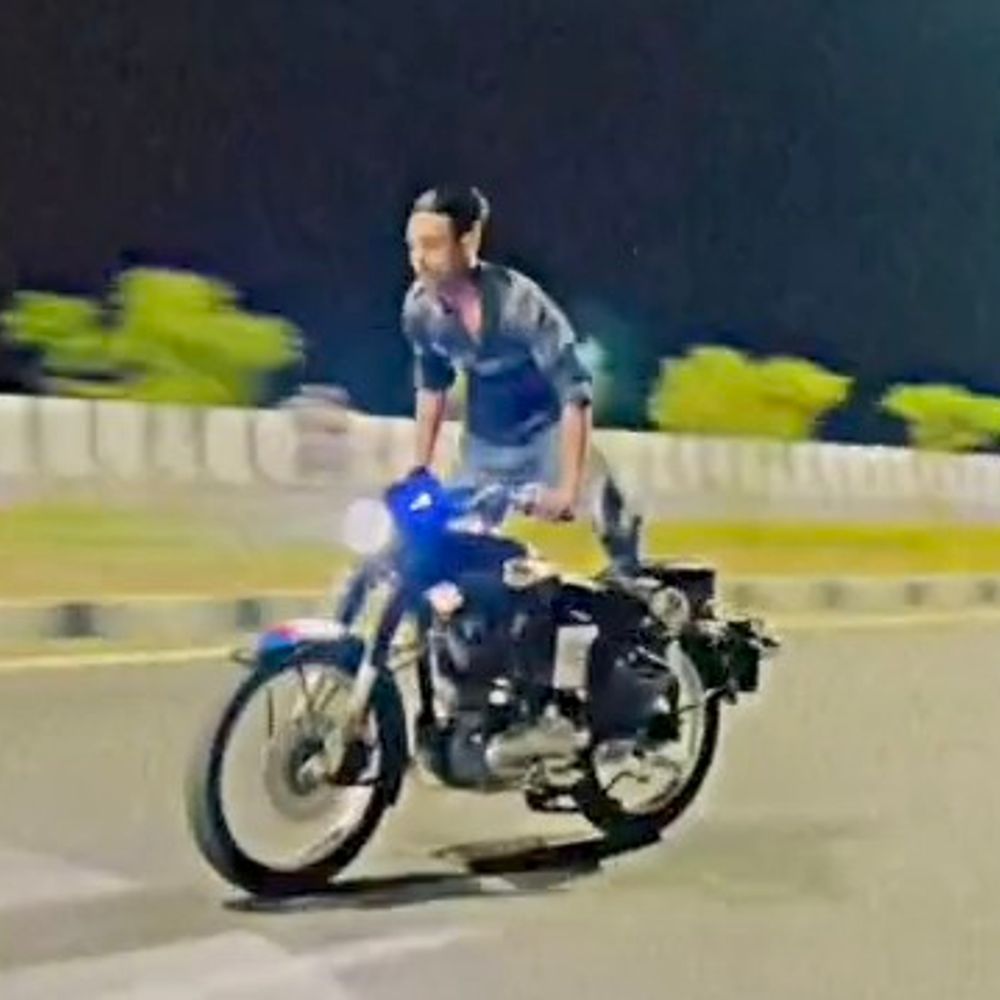 मुजफ्फरनगर में हाईवे पर बाइक से स्टंट, VIDEO:सीट पर खड़े होकर युवकों ने दिखाया टशन, पुलिस कर रही तलाश