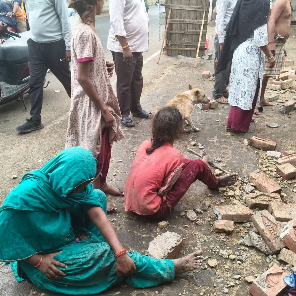 रावतपुर में तेज हवा-बारिश से कच्ची दीवार गिरी:दो महिलाएं और एक बच्ची घायल, प्राथमिक उपचार के बाद घर भेजा