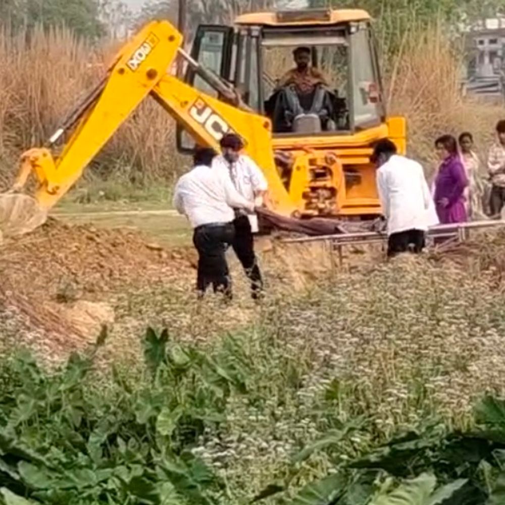आयुर्वेदिक मेडिकल कॉलेज के पास शव दफनाने का VIDEO:एसपी ने दिए जांच के आदेश, बोले- पढ़ाई में यूज होने वाली बॉडी है