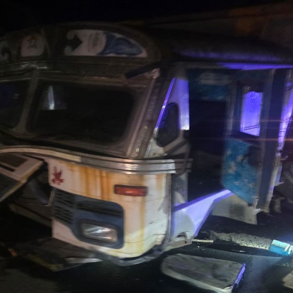 शाहजहांपुर में जेसीबी, बस और कंटेनर की टक्कर:बस डिवाइडर से टकराई, 12 यात्री घायल, सामुदायिक स्वास्थ्य केंद्र में भर्ती