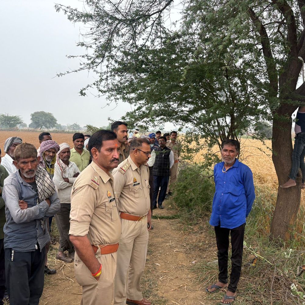 जालौन में युवक ने खेत में फांसी लगाई:घरेलू झगड़े से परेशान था, बबूल के पेड़ से लटका