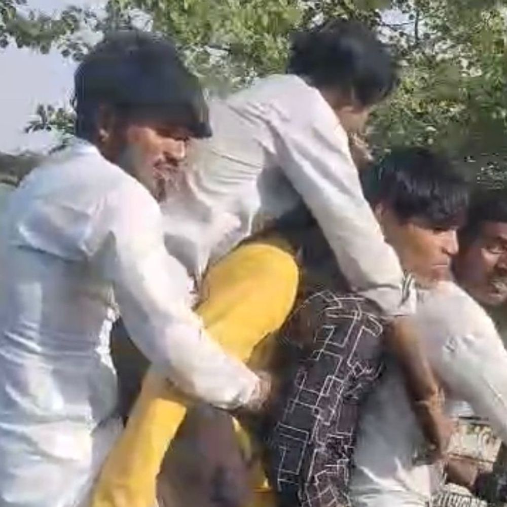 उरई में एक बाइक पर पांच युवक सवार, VIDEO:खतरनाक स्टंट का वीडियो आया सामने, पुलिस ने शुरू की जांच