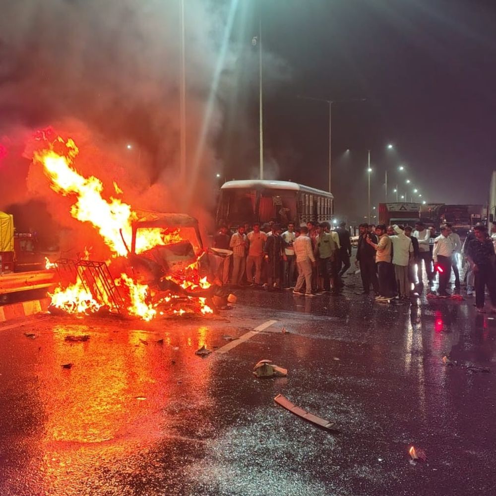 पानीपत में बस की टक्कर से ईको में आग:ईद मनाने UP जा रही युवती जिंदा जली; 3 घायल, CNG सिलेंडर फटा, कार क्षतिग्रस्त