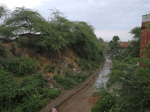 करौली में बदला मौसम, तेज हवा और बूंदाबांदी:आसमान में छाए बादल, तापमान में 5 डिग्री तक गिरावट