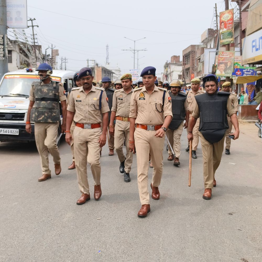 एसपी ने मऊ में किया रूट मार्च:अलविदा जुमा और ईद के लिए सुरक्षा व्यवस्था का जायजा