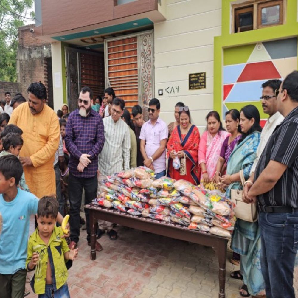 शाहजहांपुर में आर्थिक कमजोर बच्चों के साथ ईद का जश्न:उपहार पाकर बच्चों के चेहरे खिले, संस्थापक बोले- पड़ोसी दुखी हों तो त्योहार की खुशियां अधूरी