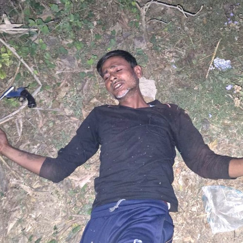 25 हजार का इनामी बदमाश पुलिस मुठभेड़ में घायल:सीतापुर में घर में महिलाओं से की थी लूटपाट, बाइक और लूट के जेवरात बरामद