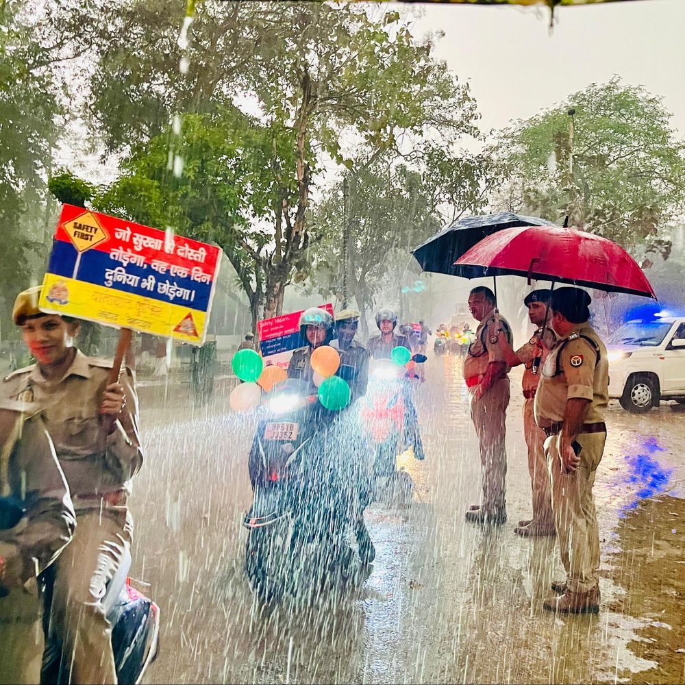 बहराइच में महिला पुलिसकर्मियों ने निकाली बाइक रैली:मिशन शक्ति के तहत बारिश में भीगते हुए दिया सुरक्षा का संदेश