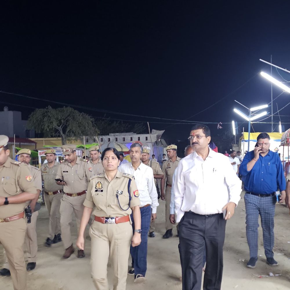 DM-SP ने गुड़गांव देवी मंदिर का किया निरीक्षण:फर्रुखाबाद में नवरात्र मेले की सुरक्षा और सुविधाओं का लिया जायजा, दिए निर्देश