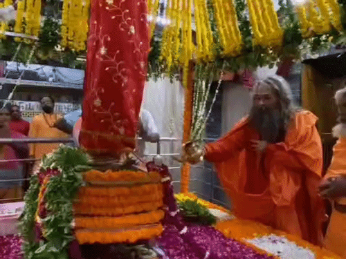 नवरात्रि का दूसरा दिनः ब्रह्मचारिणी स्वरूप में पूजी गईं मां:भोर से ही 'अलोप शंकरी' के दरबार में उमड़ा आस्था का सैलाब