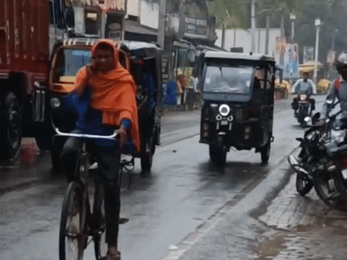 प्रतापगढ़ में बदला मौसम: तेज हवाएं और बूंदाबांदी, तापमान गिरा:  गर्मी से राहत, किसानों की बढ़ी चिंता; गेहूं और सरसों की फसल पर खतरा – Pratapgarh News