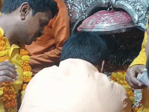 जौनपुर के शीतला चौकिया धाम में उमड़ी आस्था की भीड़:मां ब्रह्मचारिणी की पूजा-अर्चना, भव्य श्रृंगार और प्रसाद के साथ श्रद्धालुओं ने किए दर्शन