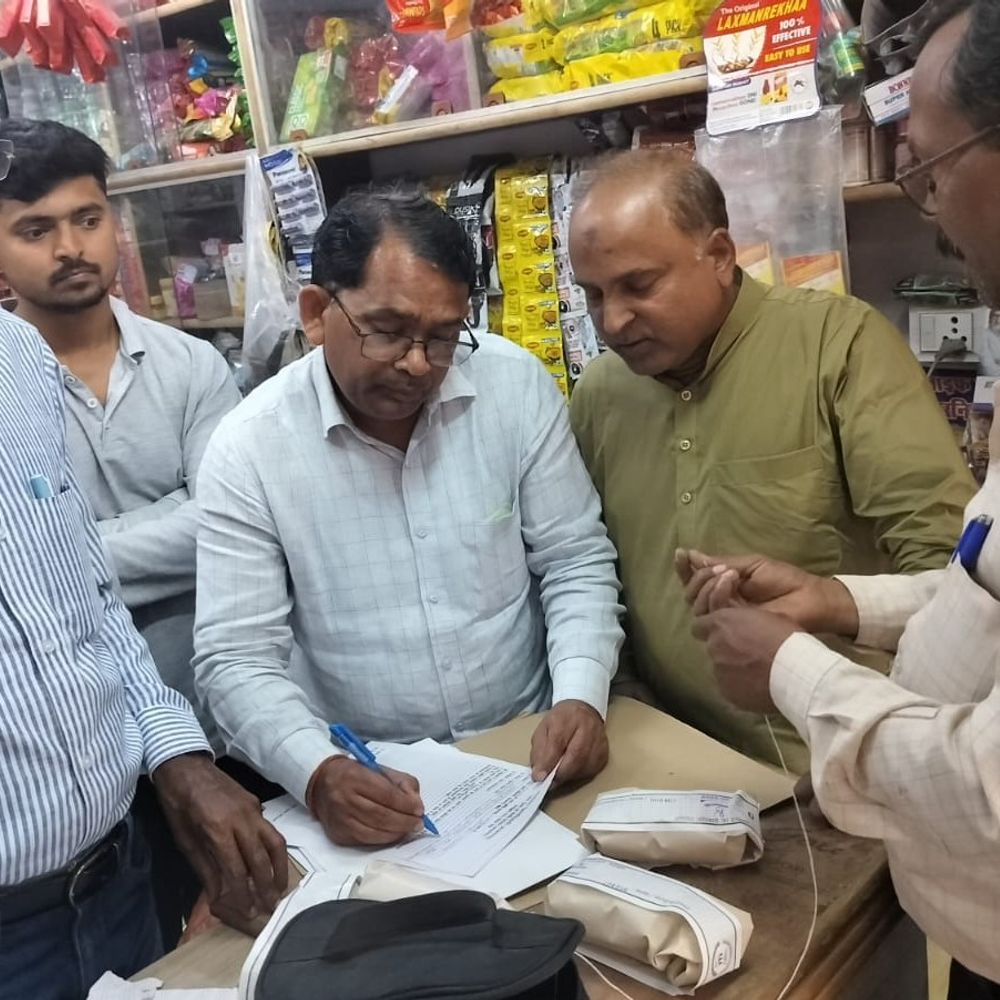 आजमगढ़ में खाद्य सुरक्षा विभाग की छापेमारी:जांच के लिए भेजे गए 10 नमूने, त्योहारों को देखते हुए चल रहा है अभियान