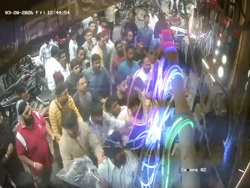 लुधियाना के किताब और बिजली मार्केट के दुकानदार भिड़े:  टिक्की की रेहड़ी को लेकर विवाद, दुकान में तोड़फोड़ और रॉड से हमले का आरोप – Ludhiana News