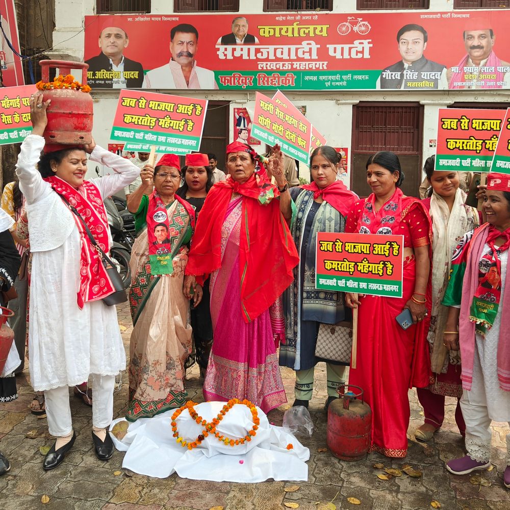 लखनऊ में गैस सिलेंडर की मौत उठी अर्थी:सपा महिलाएं छाती पीट पीट कर रोई , बोली- सिलेंडर खत्म नहीं हुआ मर गया किसी काम का नहीं रहा