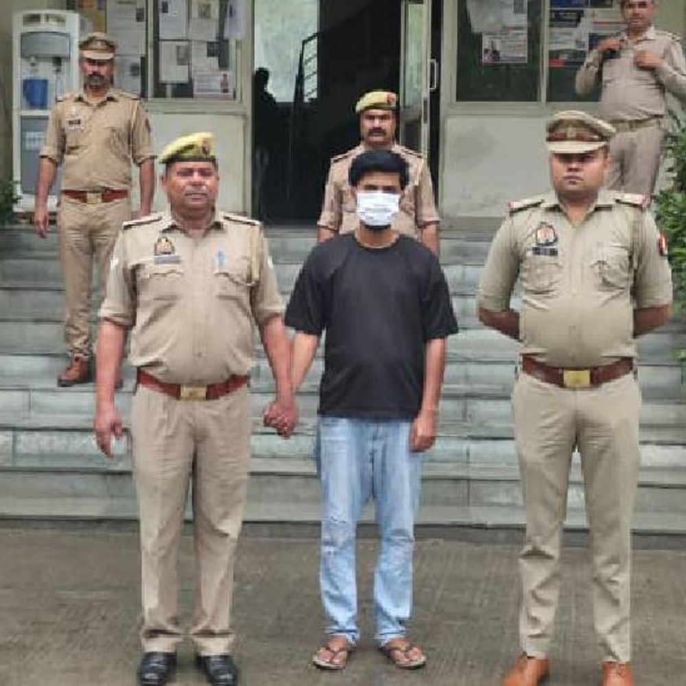 नोएडा में शादी का झांसा,ब्लैकमेल और धर्म परिवर्तन का दबाव:आरोपी MP से गिरफ्तार, SHO और विवेचक हो चुके निलंबित, बजरंग दल ने किया था प्रदर्शन