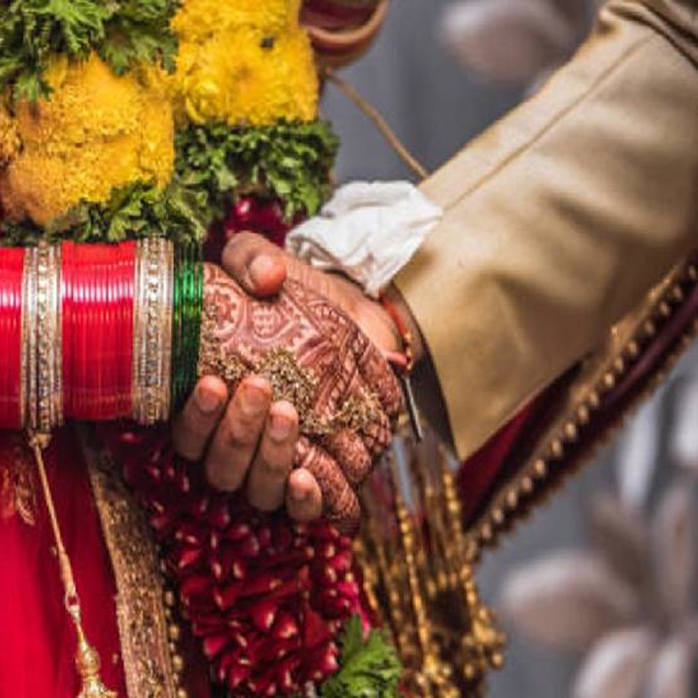 झांसी में शादी करके दुल्हन बॉयफ्रेंड संग फरार:सामूहिक सम्मेलन में हुआ था विवाह, पति बोला- अब साथ नहीं रहेंगे, फ्री कर दें