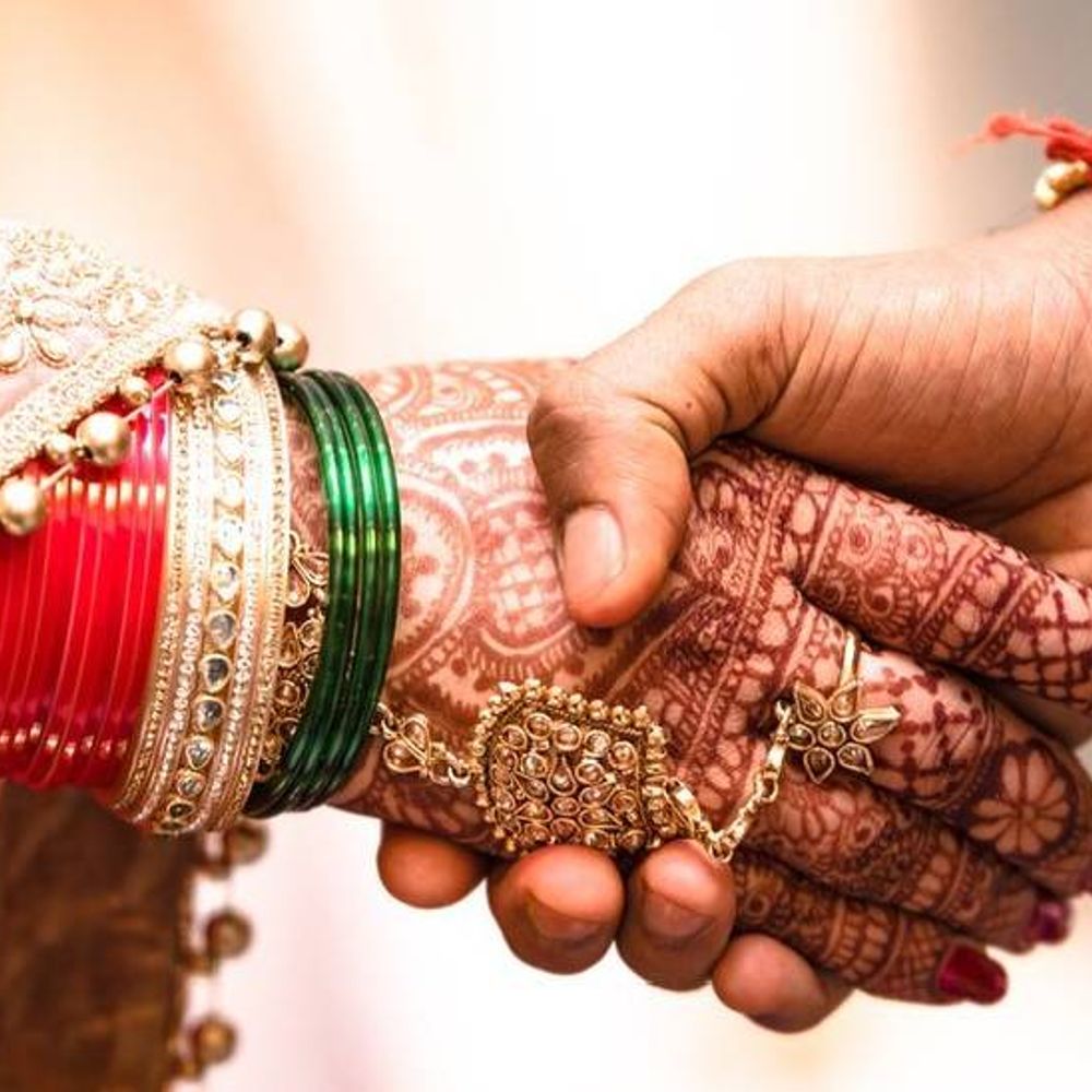 बहू कहती मुझ पर आती नौ माताएं नौ शक्तियां:पति की अमेरिका में छुड़वाई नौकरी, सांस ने लगाया 35 लाख के गहने हड़पने का आरोप