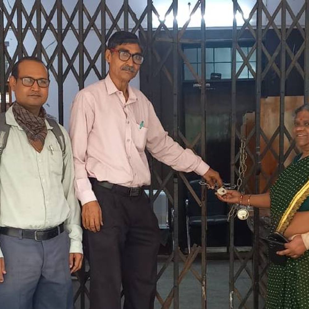 हाउस टैक्स नहीं जमा होने पर DIOS ऑफिस सील:ऑफिस के बाहर बैठे अफसर और कर्मचारी, मूल्यांकन समेत कई काम प्रभावित