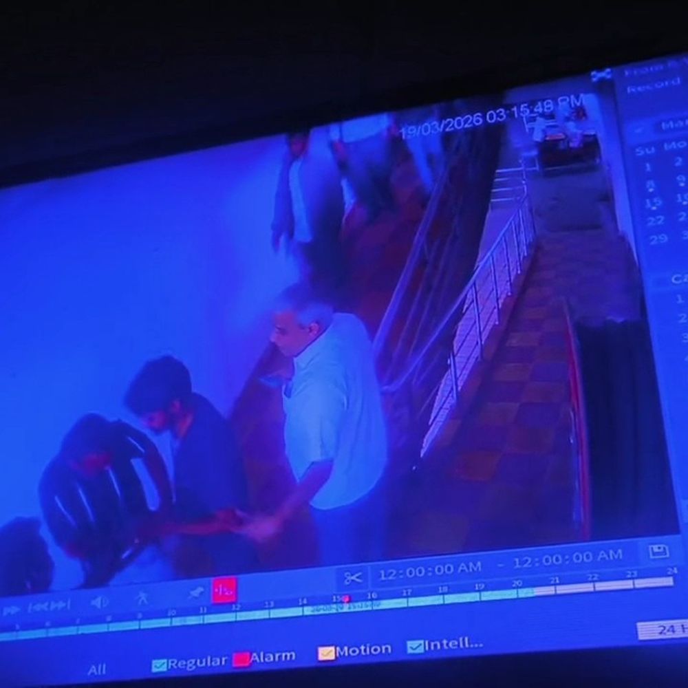 आजमगढ़ में विधायक समर्थक पर मुकदमा:अस्पताल में घुसकर पिस्टल निकालकर कर्मचारी से मारपीट का आरोप, जांच में जुटी पुलिस