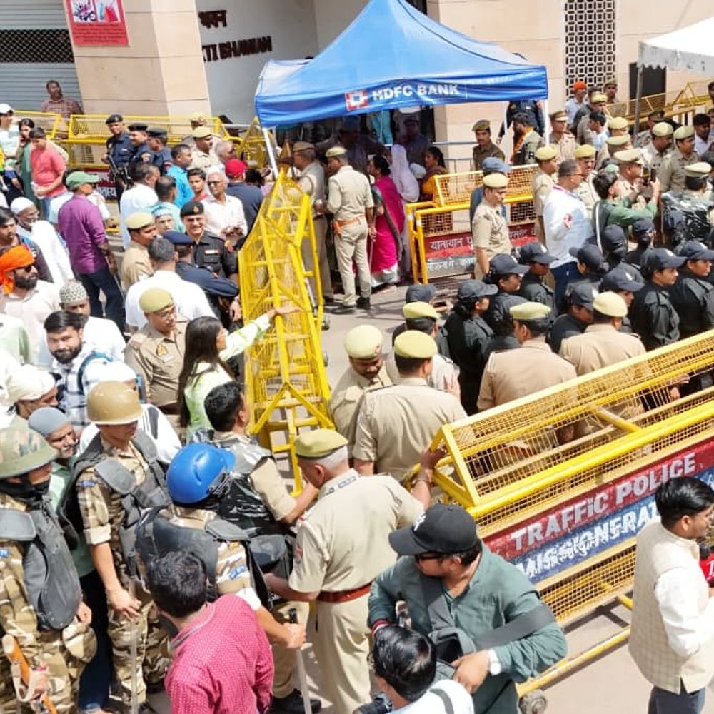 वाराणसी की 500 मस्जिदों में आज फिर अलविदा की नमाज:रमजान के 29वें दिन चांद के दीदार पर टली ईद, हाईअलर्ट के बीच दो शिफ्ट में इबादत