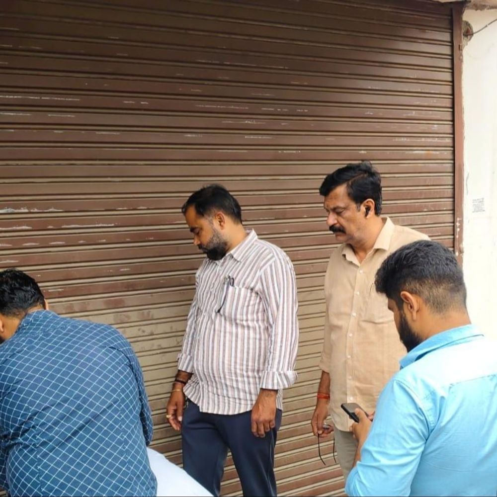 मेरठ में टैक्स बयादारों के 17 भवन पर सीलिंग कार्रवाई:नगर निगम ने चलाया अभियान, विरोध के बीच फोर्स की मदद से चल रही कार्रवाई