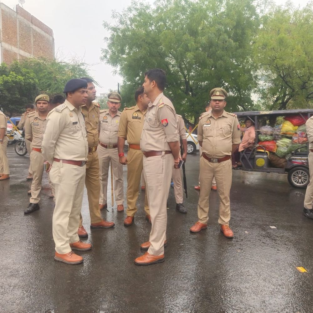 आगरा में मांस के टुकड़े मिलने पर हिंदूवादियों का हंगामा:बोले- शांति व्यवस्था बिगाड़ने की जा रही कोशिश, पुलिस बल तैनात