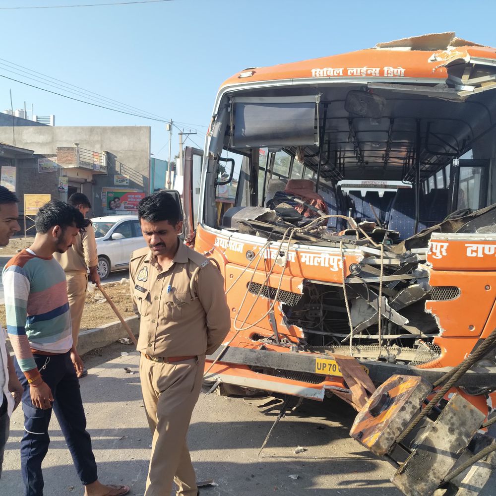 प्रयागराज-जौनपुर हाइवे पर खड़े ट्रक से टकराई रोडवेज बस:चालक की मौत, 9 यात्री घायल, टांडा जाते समय हुआ हादसा