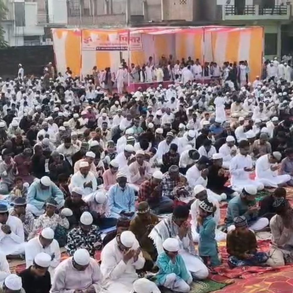 फतेहपुर में विवादित स्थल के पास ईद की नमाज:कड़ी सुरक्षा और ड्रोन निगरानी में नमाजियों ने अदा की