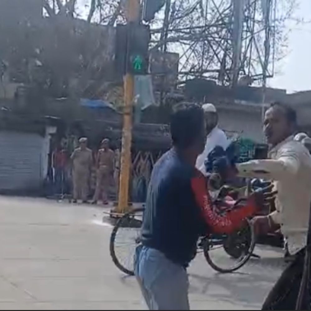 उरई चौराहे पर दो युवकों में मारपीट:पुलिस बनी रही मूकदर्शक, घटना का वीडियो आया सामने