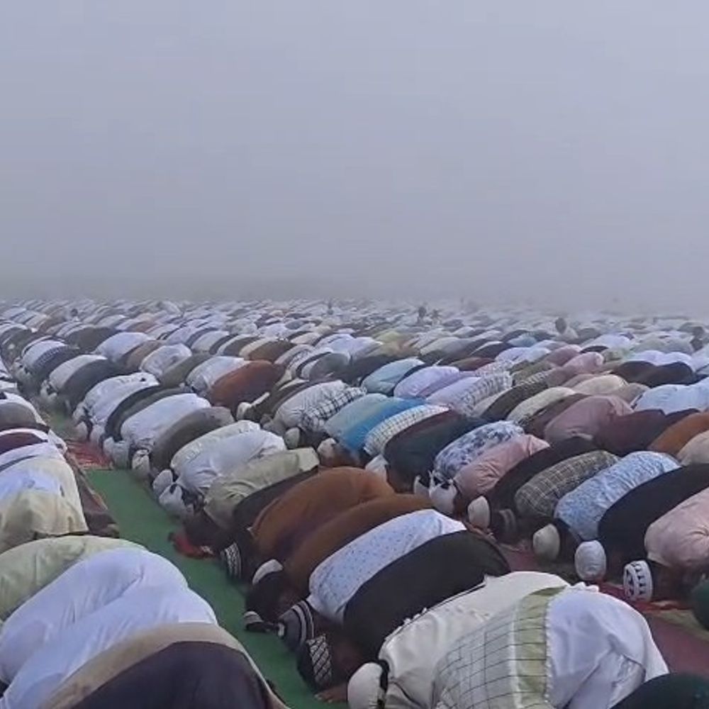 दौसा में हर्षोल्लास से मनाई गई ईद:  बजोरी की ईदगाह में कोहरे के बीच अदा हुई नमाज, गले मिलकर ईद की मुबारकबाद दी – Dausa News
