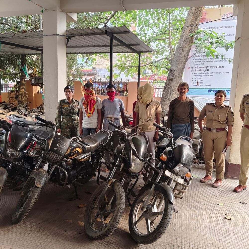 आरा में बाइक चोर गिरोह का पर्दाफाश:सरगना समेत 5 बदमाश गिरफ्तार, पांच बाइक बरामद; चोरी के बाद 5 से 6 हजार में बेच देते थे