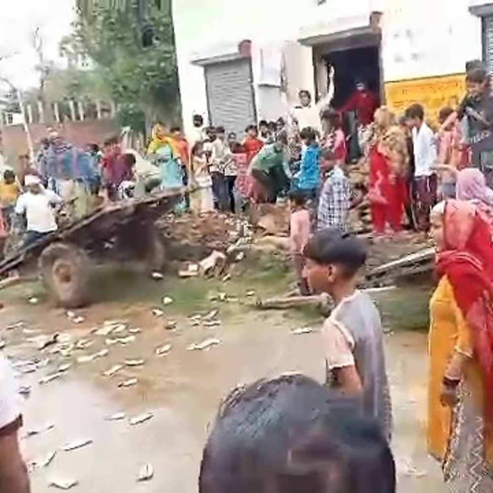 महिलाओं ने देसी शराब की बोतलों को सड़क पर फेंका:गांव में ठेके का किया था विरोध–प्रदर्शन, बंद करने की मांग को लेकर धावा बोला