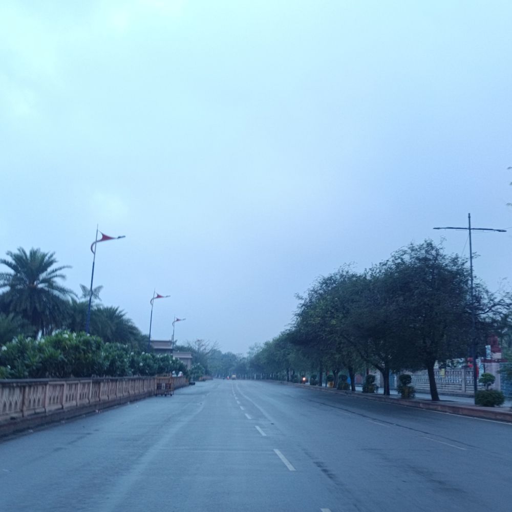 लखनऊ में 24 घंटे से हो रही बारिश:सुबह से छाए बादल, चल रही ठंडी हवा, रात और दिन के तापमान में 3 डिग्री का अंतर