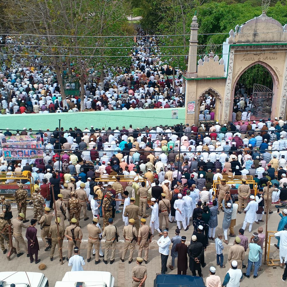 बाकरगंज ईदगाह पर हजारों लोगों ने पढ़ी ईद की नमाज:बरेली में हजारों लोगों ने मांगी अमन-चैन की दुआ, सुरक्षा के कड़े इंतजाम रहे
