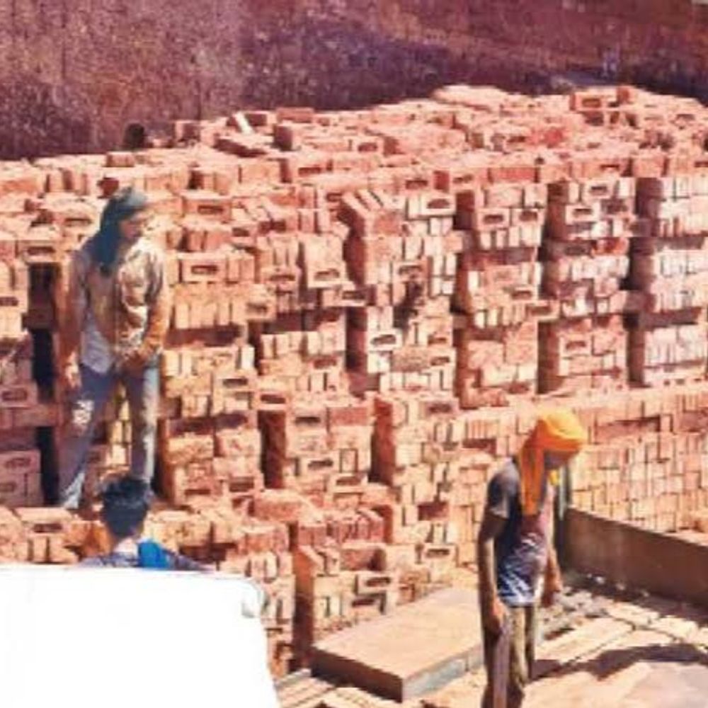 बेमौसम बारिश और महंगा हुआ कोयला:बाराबंकी समेत कई जगह ईंट कारोबार पर डबल मार, लखनऊ में भी बढ़ीं कीमतें