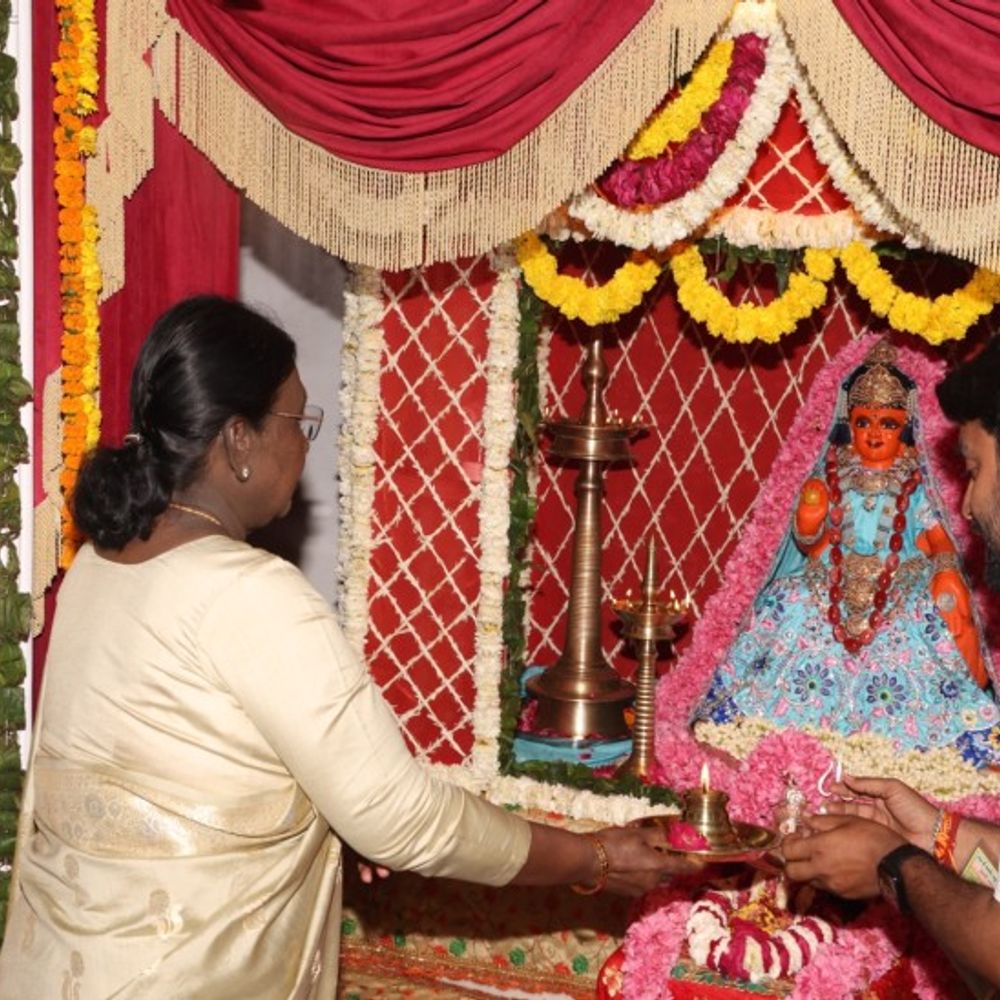 वात्सल्य के आंगन में राष्ट्रपति:भाव के रिश्तों को देख हुईं भावुक, पुंगनूर गाय को उठाया गोदी में