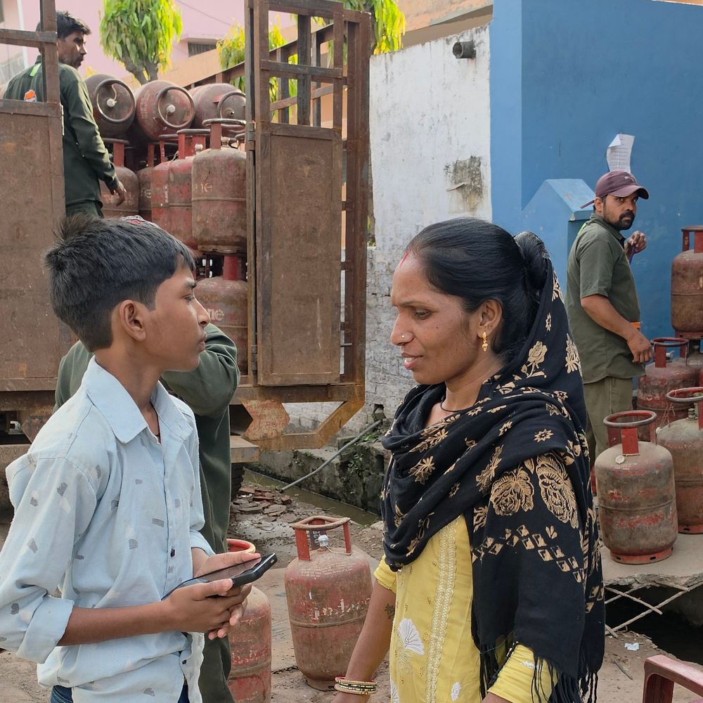 संभल में गैस सिलेंडर को लेकर किल्लत हुई कम:किसी को बुकिंग के 24 घंटे में सिलेंडर मिला तो कहीं 3 दिन बाद भी डिलीवर नहीं