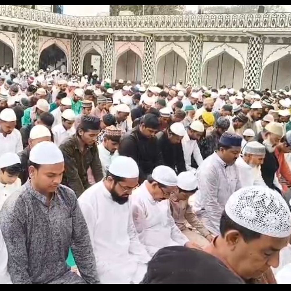 महराजगंज में बारिश के बीच ईद की नमाज अदा:ईदगाहों पर उमड़े अकीदतमंद, अमन-चैन और खुशहाली की मांगी दुआ