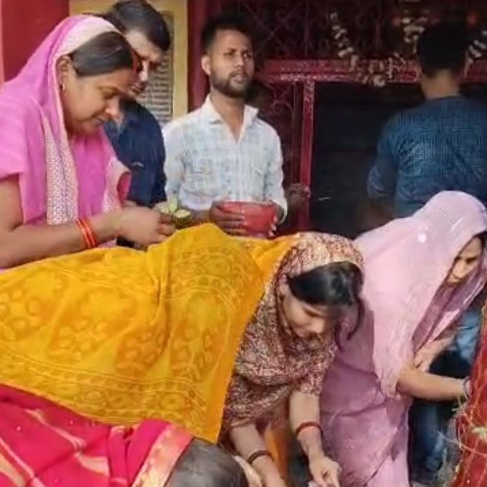 भदोही में नवरात्र के तीसरे दिन मां चंद्रघंटा की पूजा:सुबह से मंदिरों और घरों में उमड़ी श्रद्धालुओं की भीड़, विधि-विधान से हुई आराधना