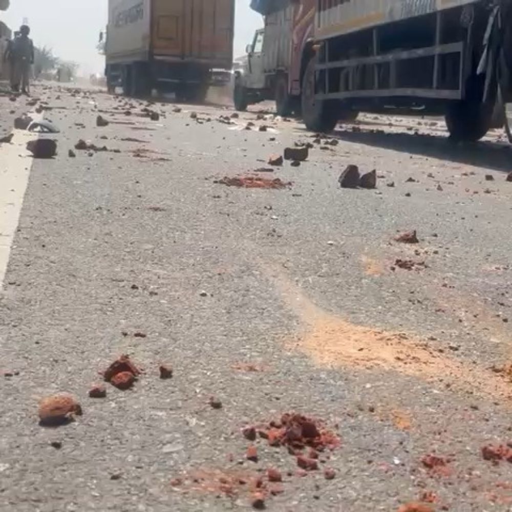 मथुरा में फरसा वाले बाबा की मौत:शव देखते ही खड़े-खड़े बेहोश हुए शिष्य, गुस्साएं लोगों ने पुलिस पर बरसाए ईंट-पत्थर; तस्वीरों में हंगामा