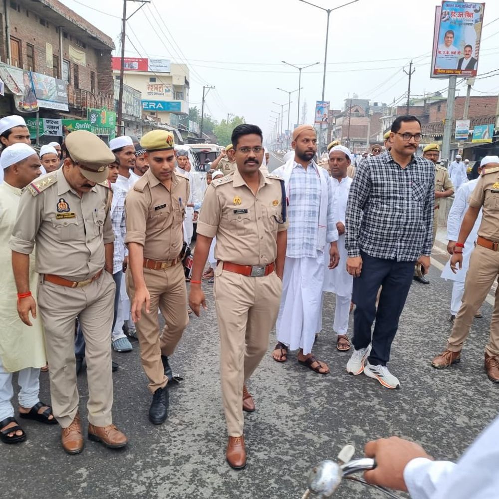 एसपी ने ईद पर सुरक्षा का जायजा लिया:मऊ में विभिन्न क्षेत्रों का भ्रमण कर व्यवस्थाएं परखीं, लोगों को बधाई भी दी