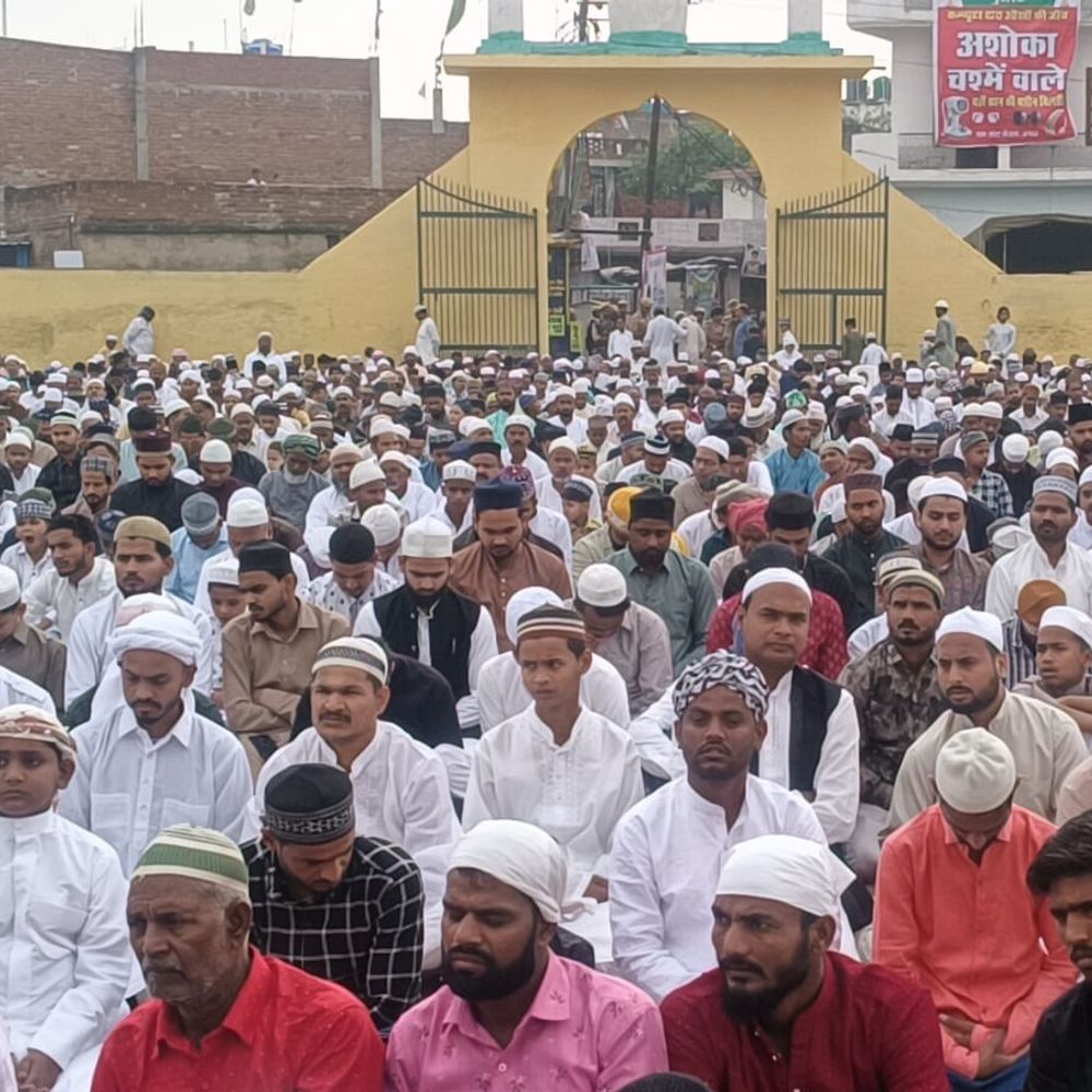 उन्नाव में ड्रोन निगरानी में अदा हुई ईद-उल-फितर की नमाज:लोगों ने अमन-चैन की दुआ मांगी, एक-दूसरे को दी बधाई