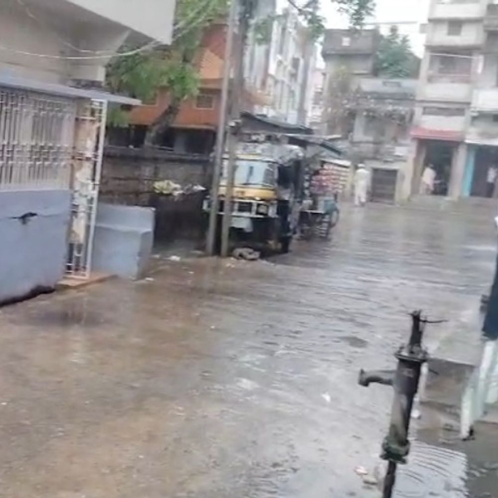 बेतिया में हवाओं के साथ रुक-रुक कर हो रही बारिश:ठंड बढ़ने से जनजीवन प्रभावित; किसानों को फसल नुकसान की चिंता