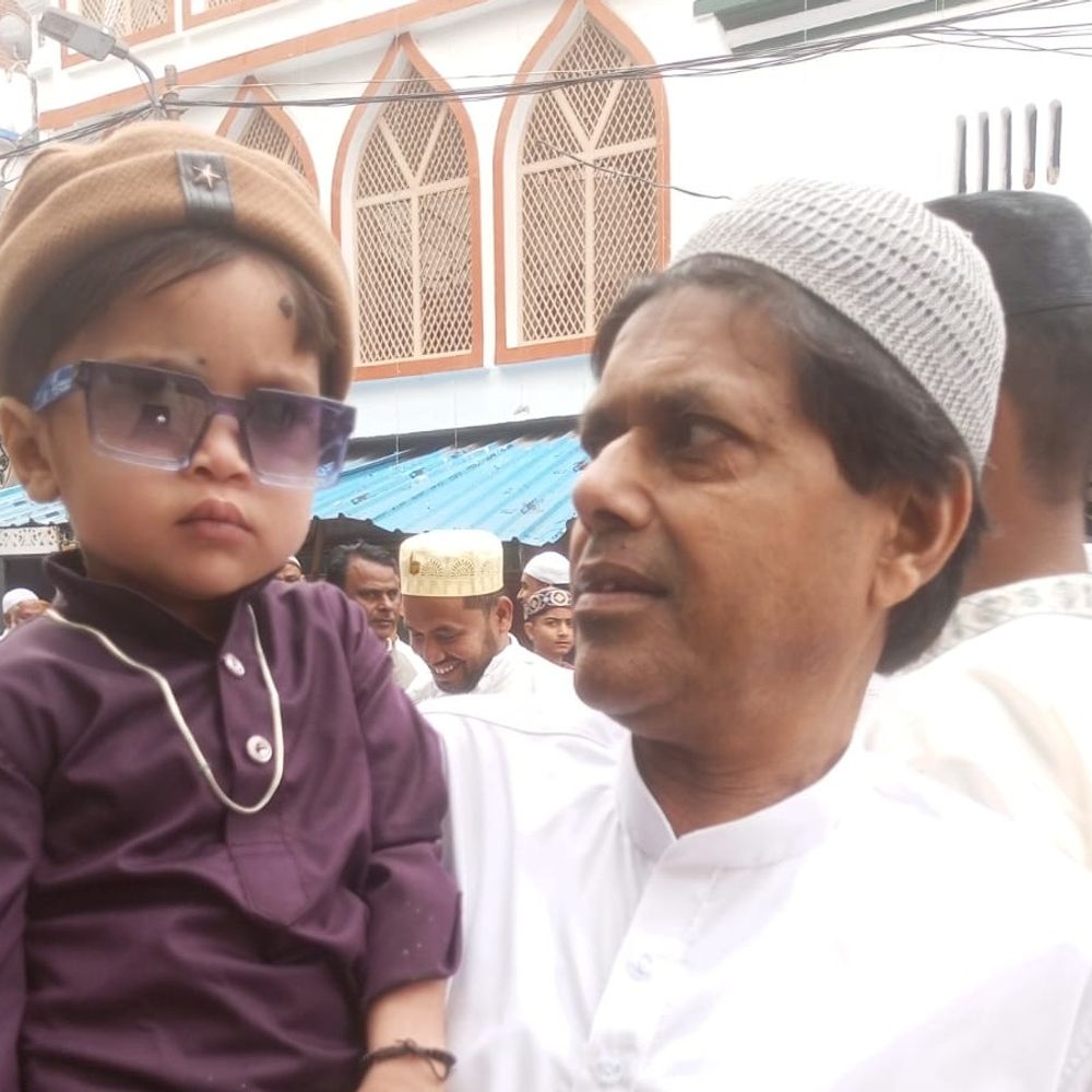 बलिया में ईद का त्यौहार हर्षोल्लास से मना:मुस्लिम समुदाय ने मस्जिदों, ईदगाहों में अदा की नमाज, मांगी देश की सलामती