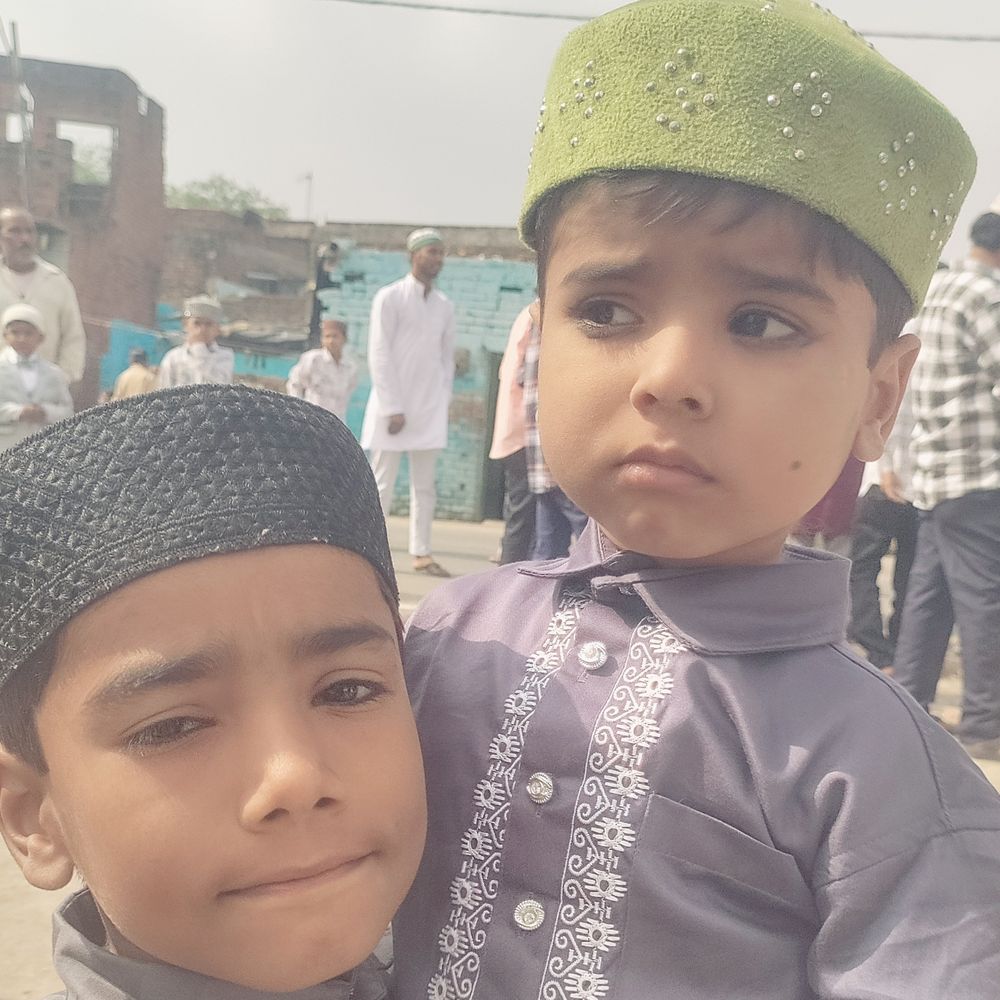 ईद-उल-फितर पर नमाज अदा, देश में अमन-चैन की दुआ:मुस्लिम समुदाय ने गले मिलकर दी मुबारकबाद, सुरक्षा व्यवस्था रही पुख्ता