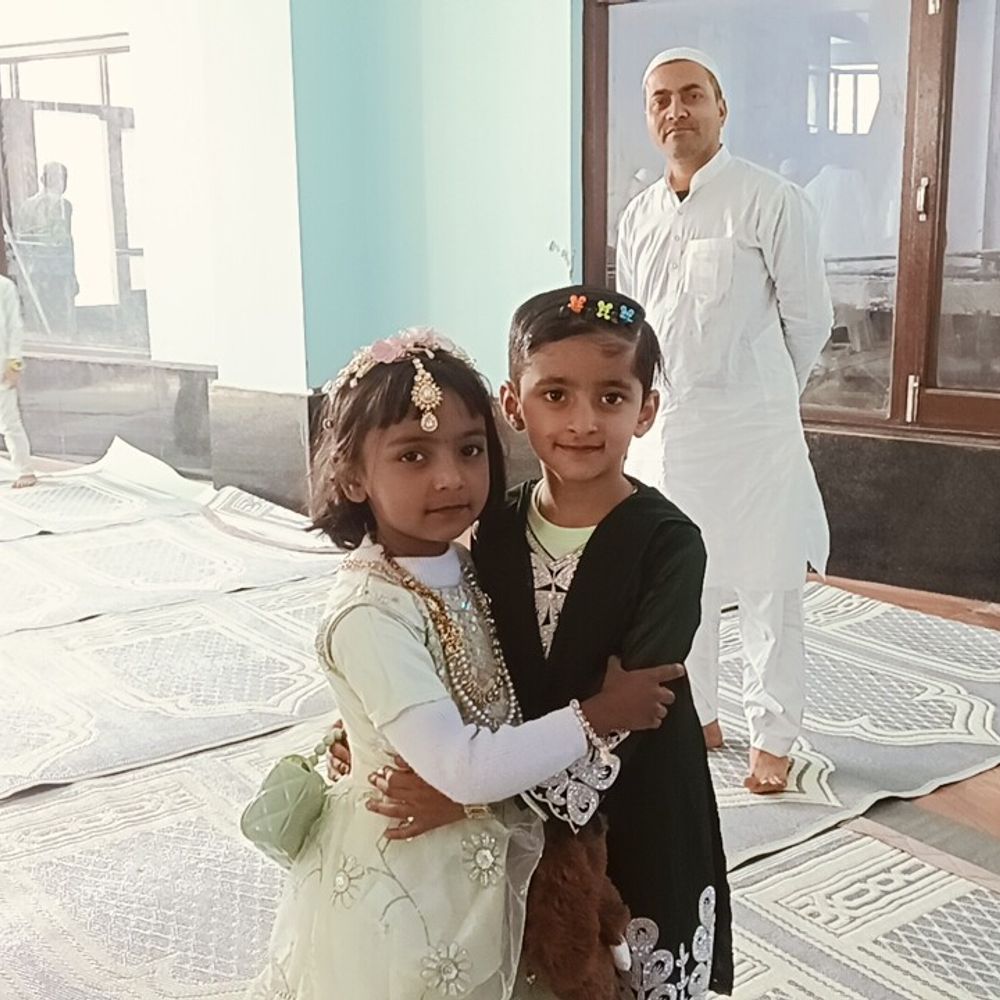 मंडी में ईद-उल-फितर पर अमन-शांति की मांगी दुआ:  मुस्लिम समुदाय ने मस्जिदों में अदा की नमाज, एक-दूसरे को गले लगाकर दी मुबारकबाद – Mandi (Himachal Pradesh) News