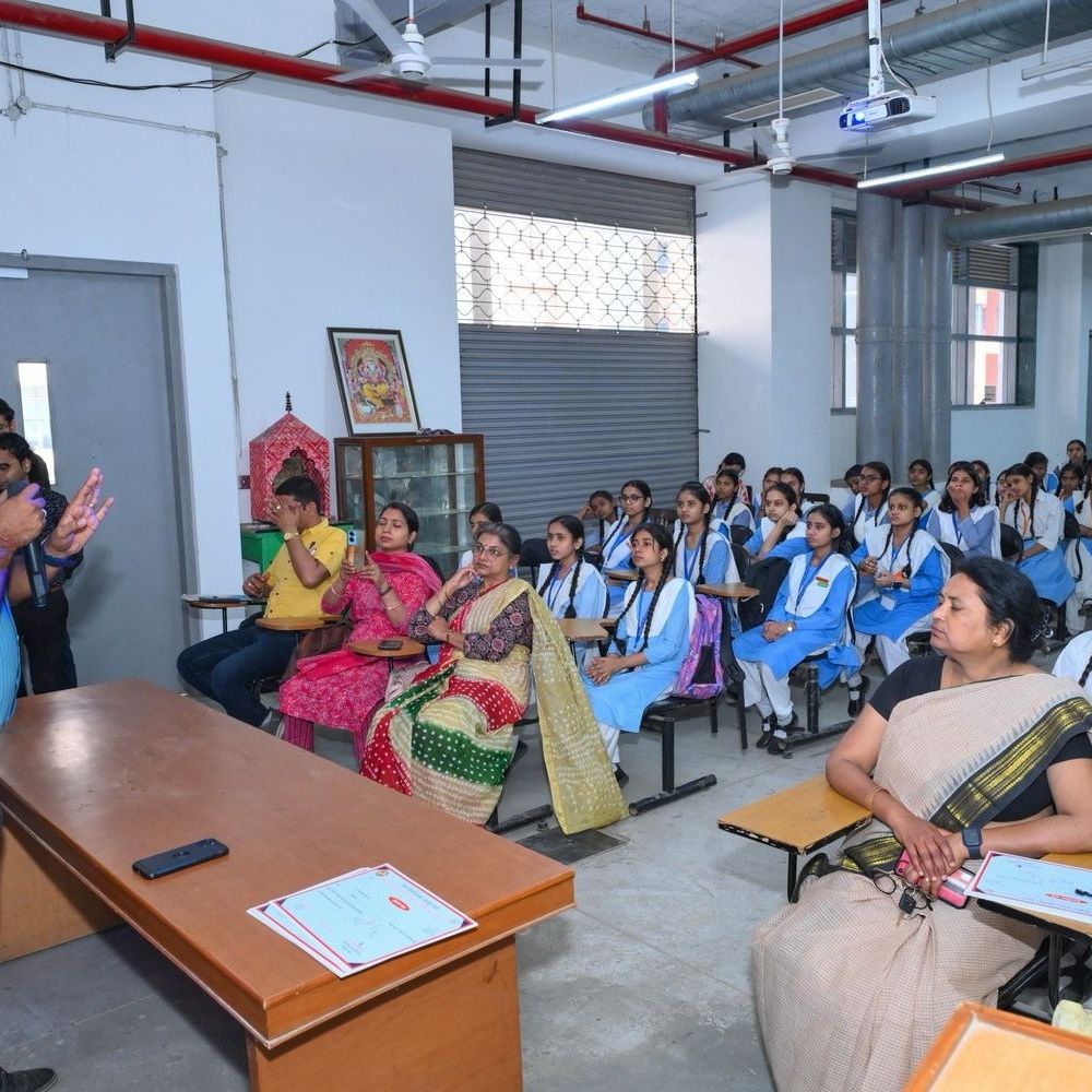 IIT में छात्रों ने जाना दर्द निवारक स्प्रे का राज:लैब और एयरस्ट्रिप देख छात्र बोले- अब समझ आया विज्ञान का जादू